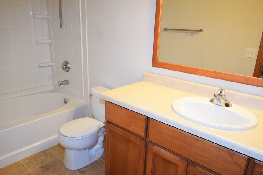 Building Photo - 9122 Ancient Oak Ln