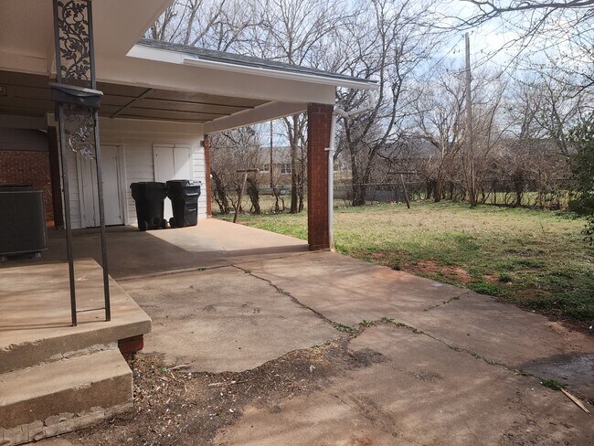 Building Photo - 846 Marilyn St