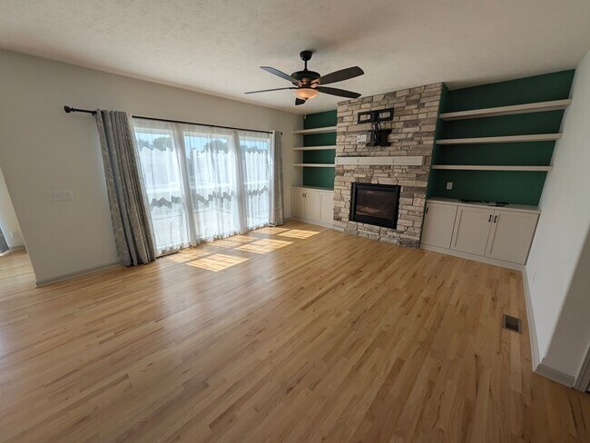 Building Photo - 5011 Clearwater Dr