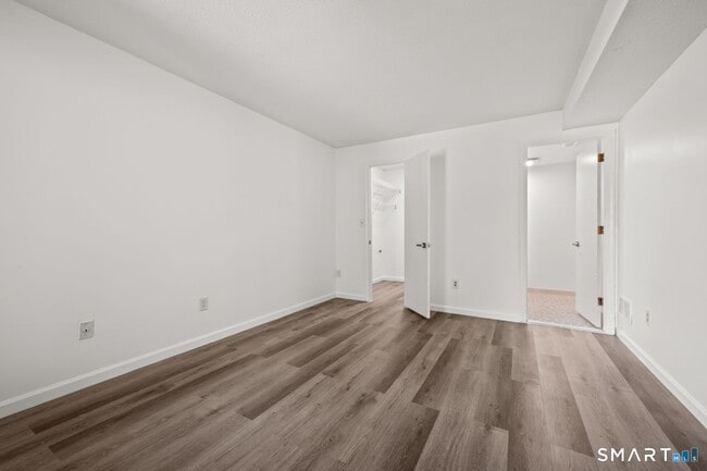 Building Photo - 20 Little Oak Ln