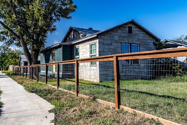Building Photo - 454 Astor St