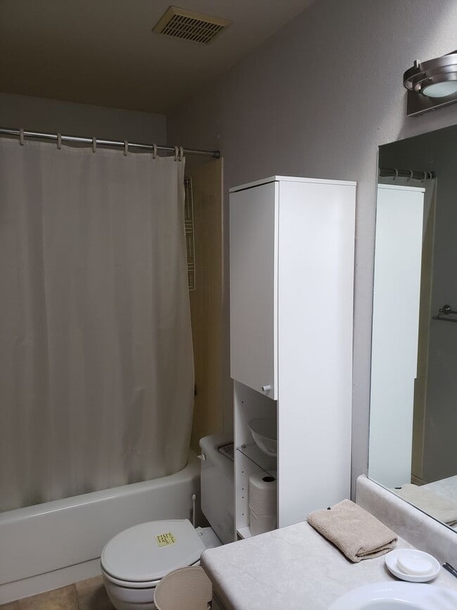 Building Photo - 2 BEDROOM, 2 1/2 BATH TOWNHOME W/2 CAR GAR...