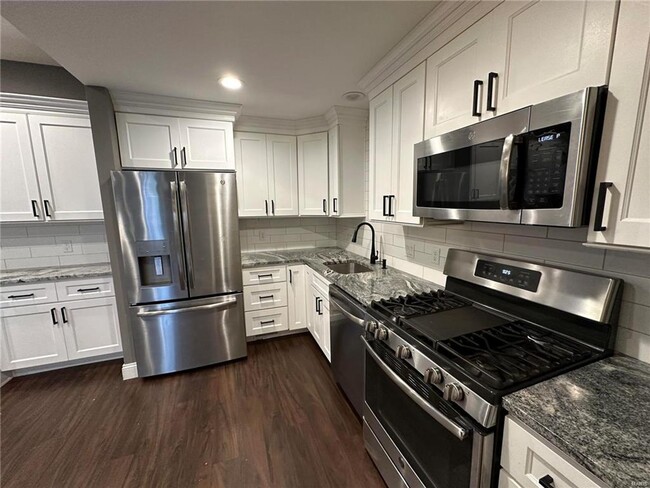 Building Photo - Sleek 2 bedroom townhome ready for immedia...