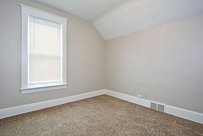 Building Photo - Beautiful 3-Bed 1.5-Bath Home Available Now in St. Paul!