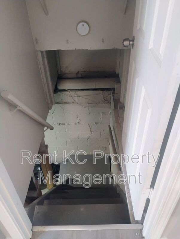 Building Photo - 6021 N Topping Ave