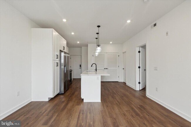 Building Photo - 2421 N Mascher St