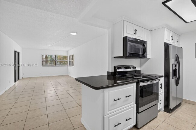 Building Photo - 220 Lakeview Dr