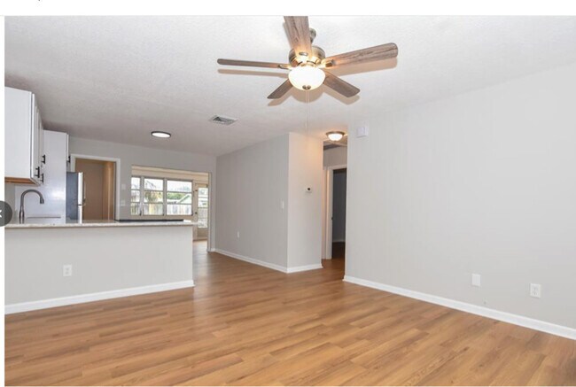 Building Photo - 423 SE Parkway Dr