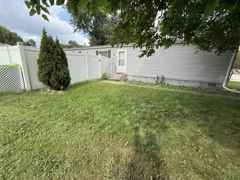 Primary Photo - 1930 Patrick Henry Cir