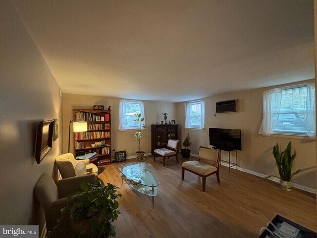 Building Photo - 200 W Evergreen Ave