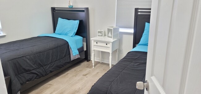 Building Photo - 3393 Poinsettia Dr