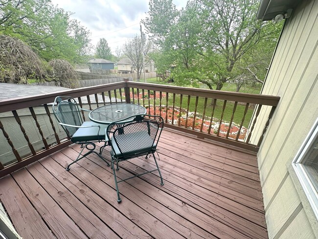 Building Photo - 4 bedroom, 2 1/2 bath