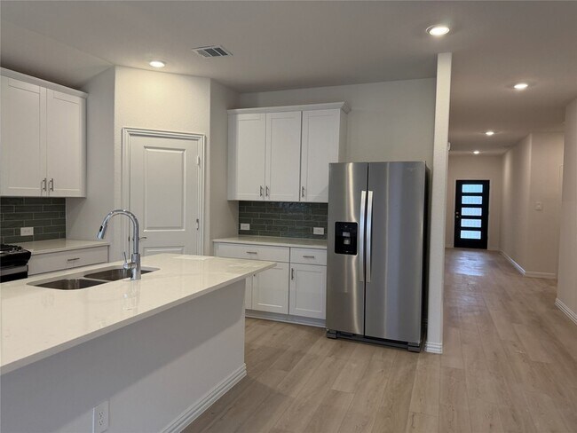 Building Photo - 716 Edgehurst Dr