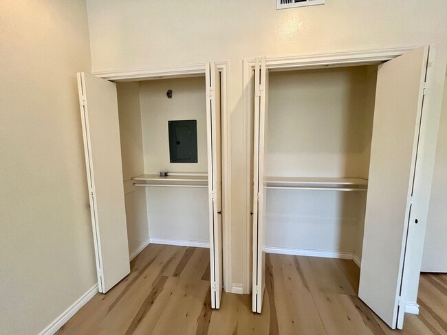 Building Photo - 2/1 Alamo Heights Condo ~ Freshly Remodele...