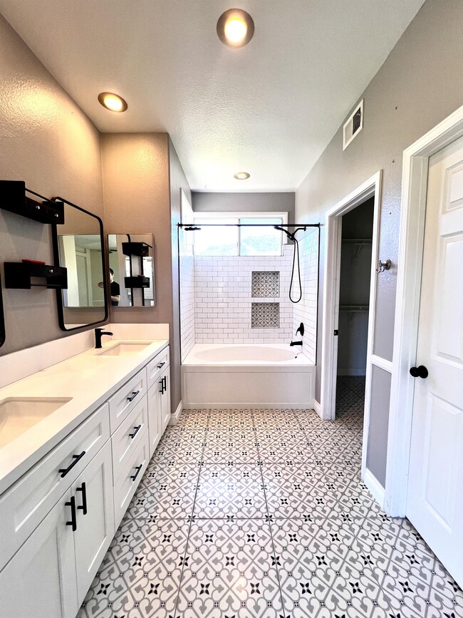 Building Photo - 45354 Tesiben Ct