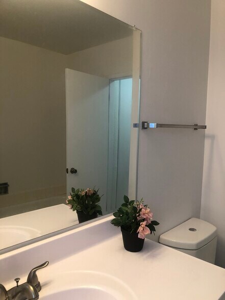 Building Photo - 514 Gramercy S Pl