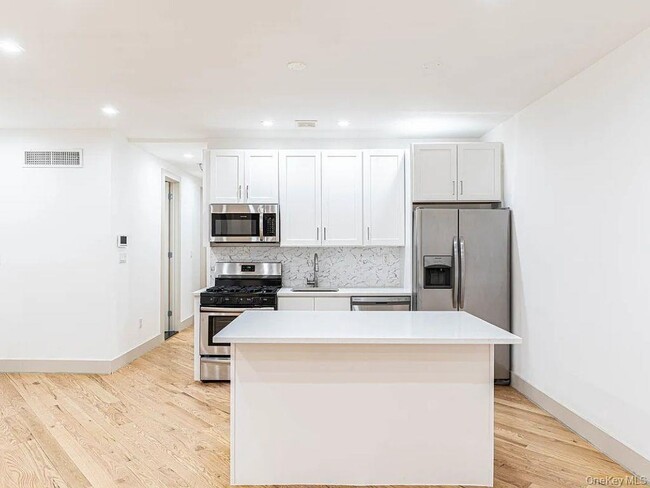 Building Photo - 282 E 38th St
