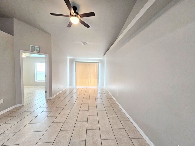 Building Photo - Like New  3 bedroom, 2bath 1 car garage