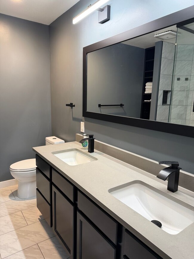 Building Photo - Single Family Home available in Quiet neighborhood.