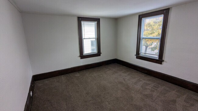 Building Photo - Charming 3-bedroom, 1-bathroom home located in the heart of Akron