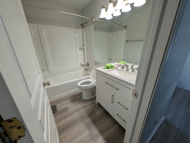 Upstairs Full Bath - 673 Savannah Ln