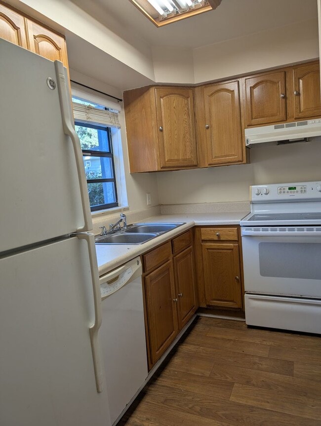 Building Photo - $1100 - 2 Bed/1½ Bath Townhouse - Mossy Oa...