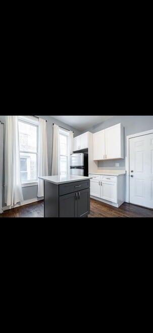 Building Photo - 2527 W Division St