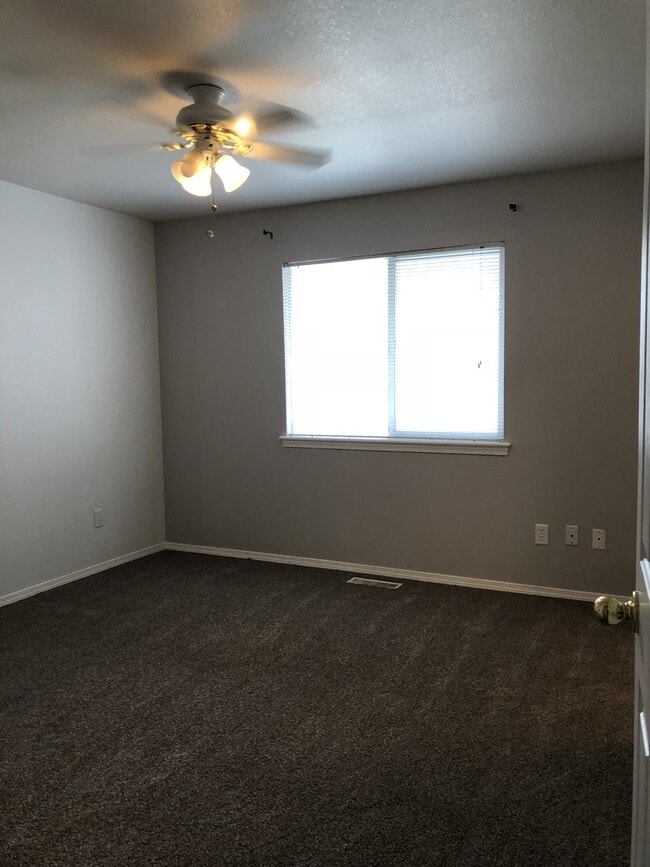 Building Photo - 3 Bed/2 bath...Newer Carpet and Flooring.....