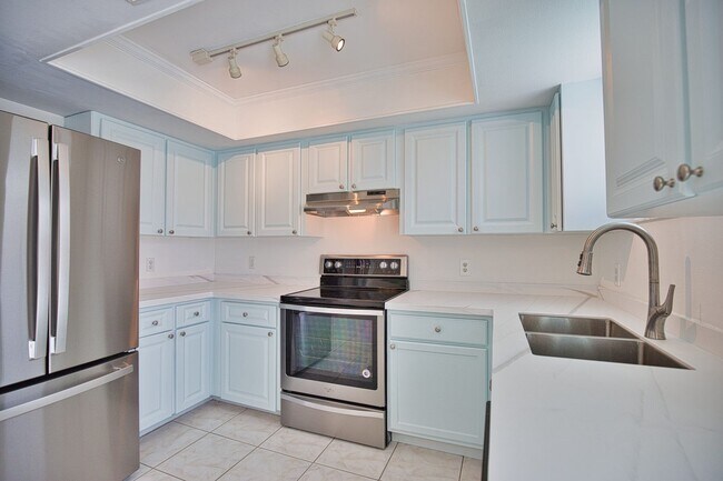 Building Photo - Annual Unfurnished 2 Bedrooms 2 Bathrooms Pool Home Located in South Venice!