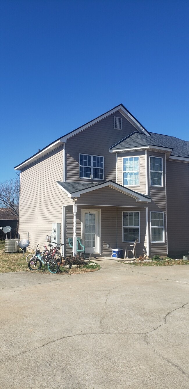 Building Photo - Unit 2