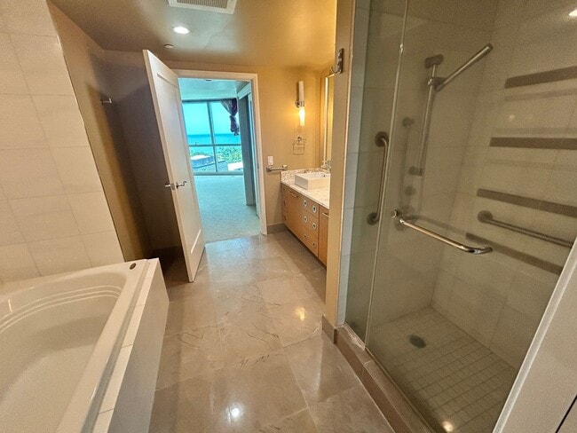 Building Photo - Spacious 2-bedroom, 2-bath with a View in Kakaako!