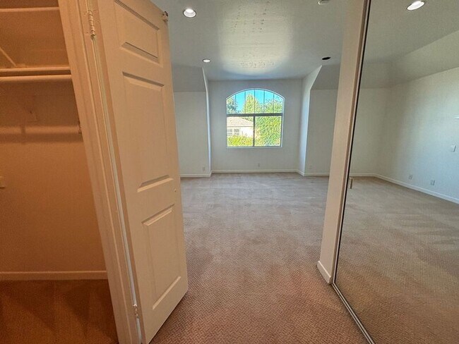 Building Photo - 525 Orange Grove Pl