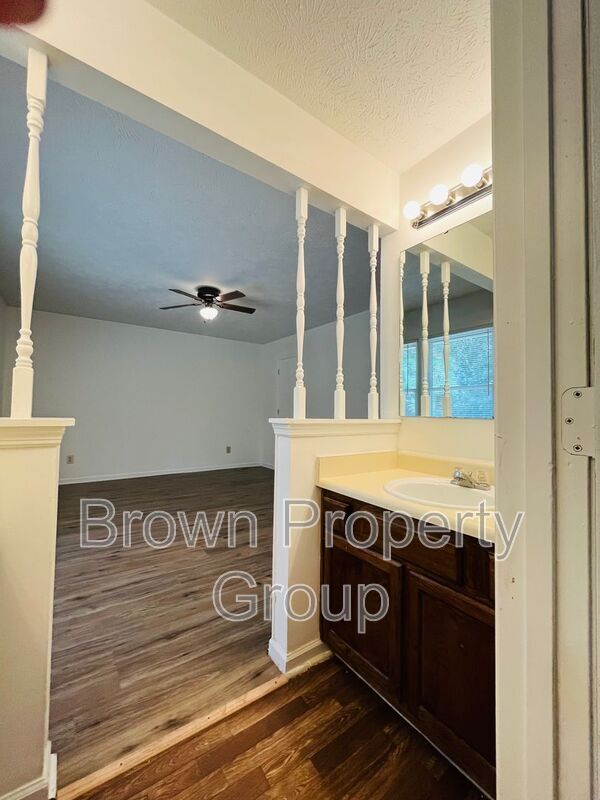 Building Photo - 6901 Woodmark Dr
