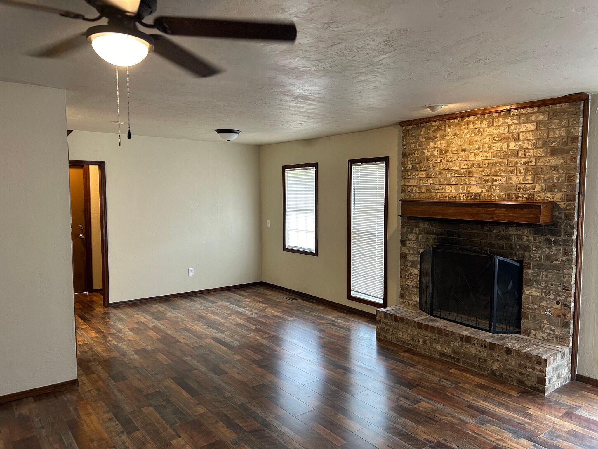 Building Photo - 607 N Robin Way
