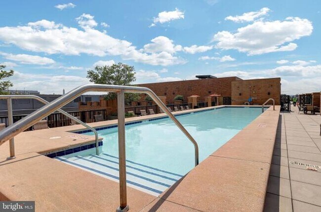 Building Photo - Available Now! High End 1 Bed/ 1 Bath in Amenity Rich Building