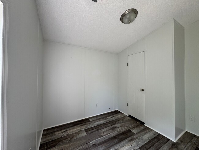 Building Photo - 16206 Wood Dr