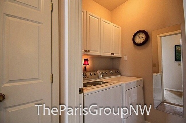 Building Photo - Gorgeous Renton Highlands Condo * Attached...
