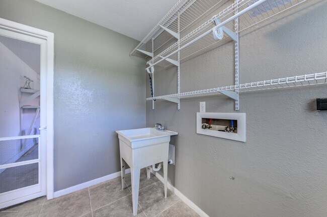 Building Photo - price drop!! PET FRIENDLY- WATERFRONT- SPACIOUS- CENTRAL LOCATION