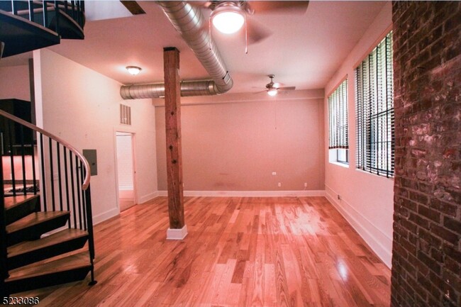 Building Photo - 988 Johnson Pl