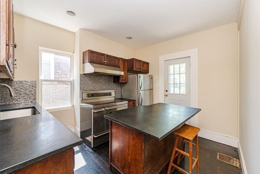 Building Photo - 10 Chilcott Pl