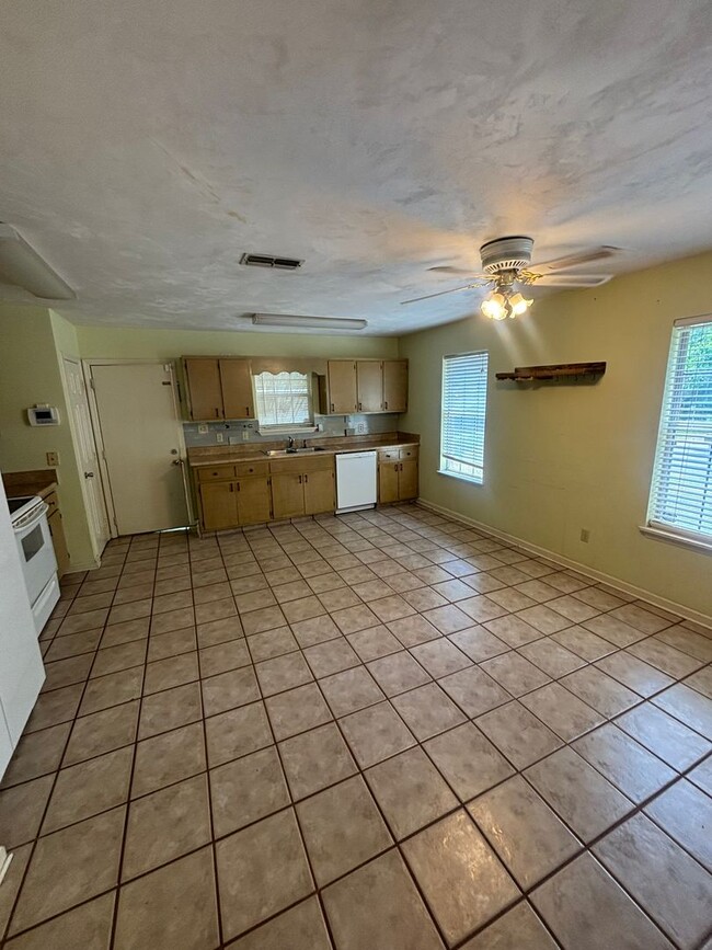 Building Photo - 3 bedroom 2 bath in a cute neighborhood.