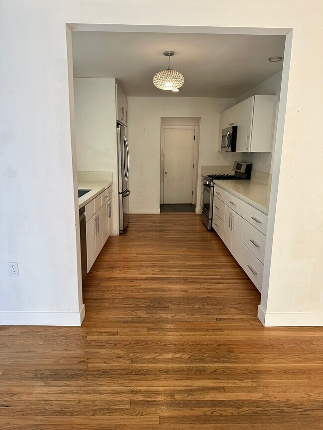 Building Photo - 3102 E Vanowen Ave