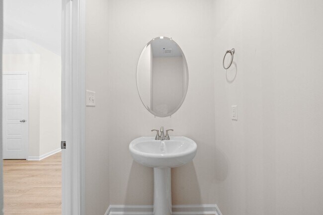 Building Photo - 2 Bedroom Condo For Rent Near Riverside Drive!