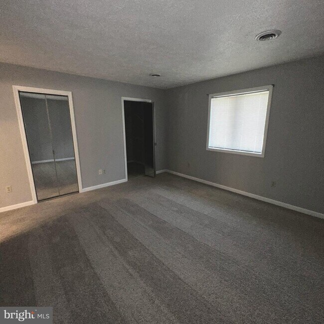 Building Photo - 323 Stonegate Ct