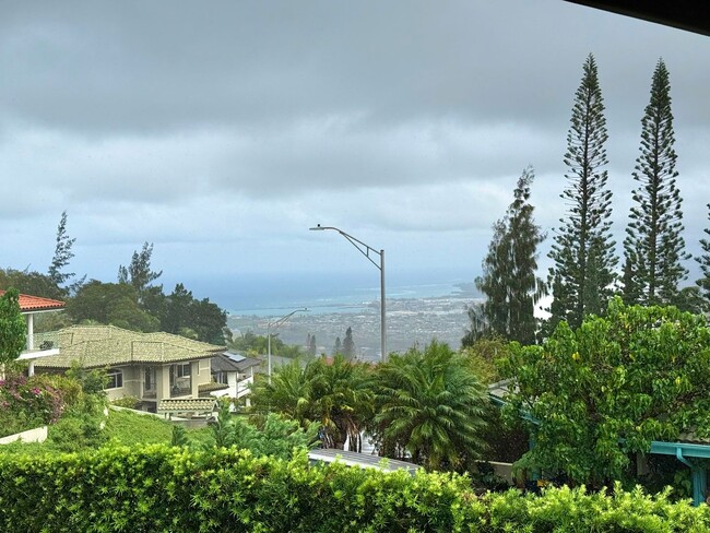 Building Photo - Beautiful 3 Bedroom / 2.5 Bathroom Home in Wailuku Heights!