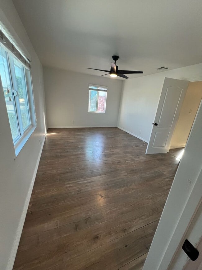 Building Photo - Spacious 4 bedroom, 2 bath single family home