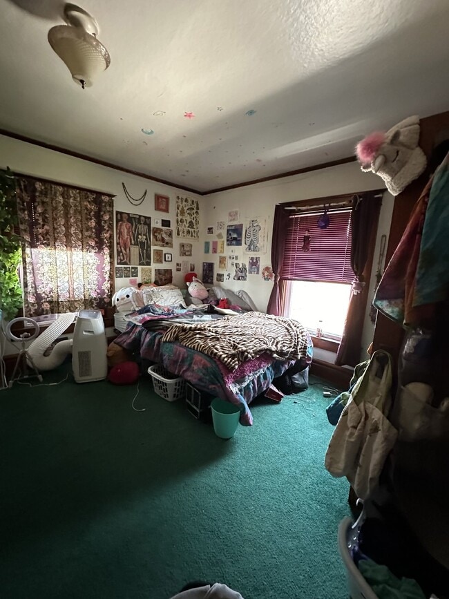 Building Photo - 3 bed 1 bath near UWEC! Available June 1st 2025