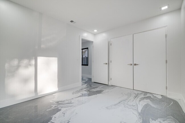 Building Photo - 1126 NW 4th Ave