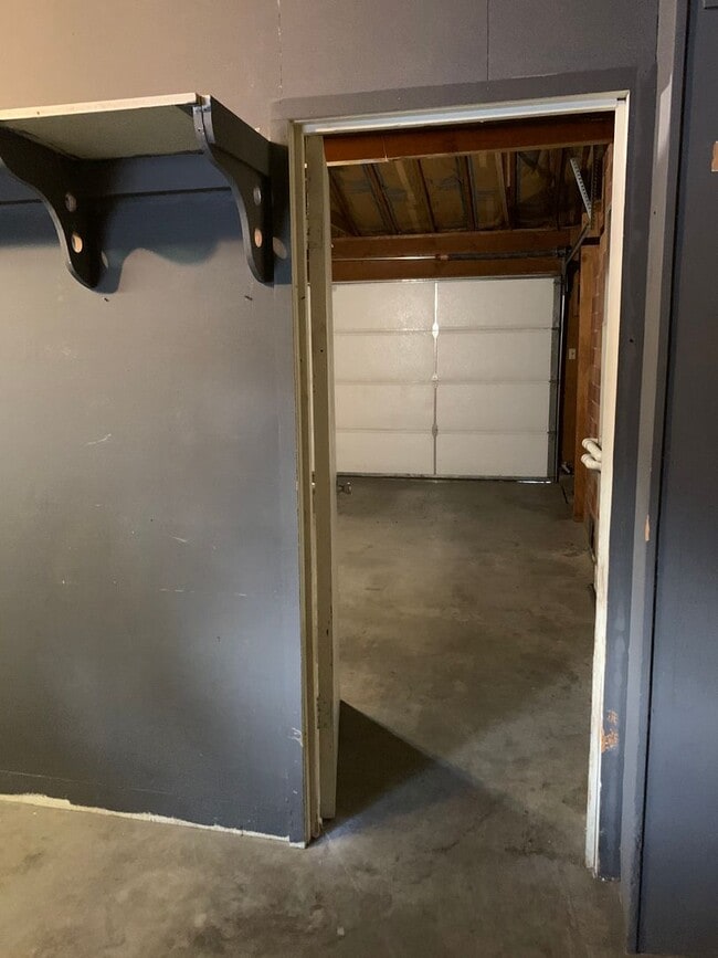 Building Photo - 3 Bedroom, 2 bath house