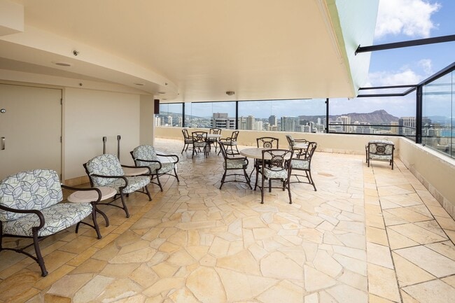 Building Photo - 2 bedroom, 2 Bath Condo with BEAUTIFUL Mountain, Ocean, and Diamond Head Views.